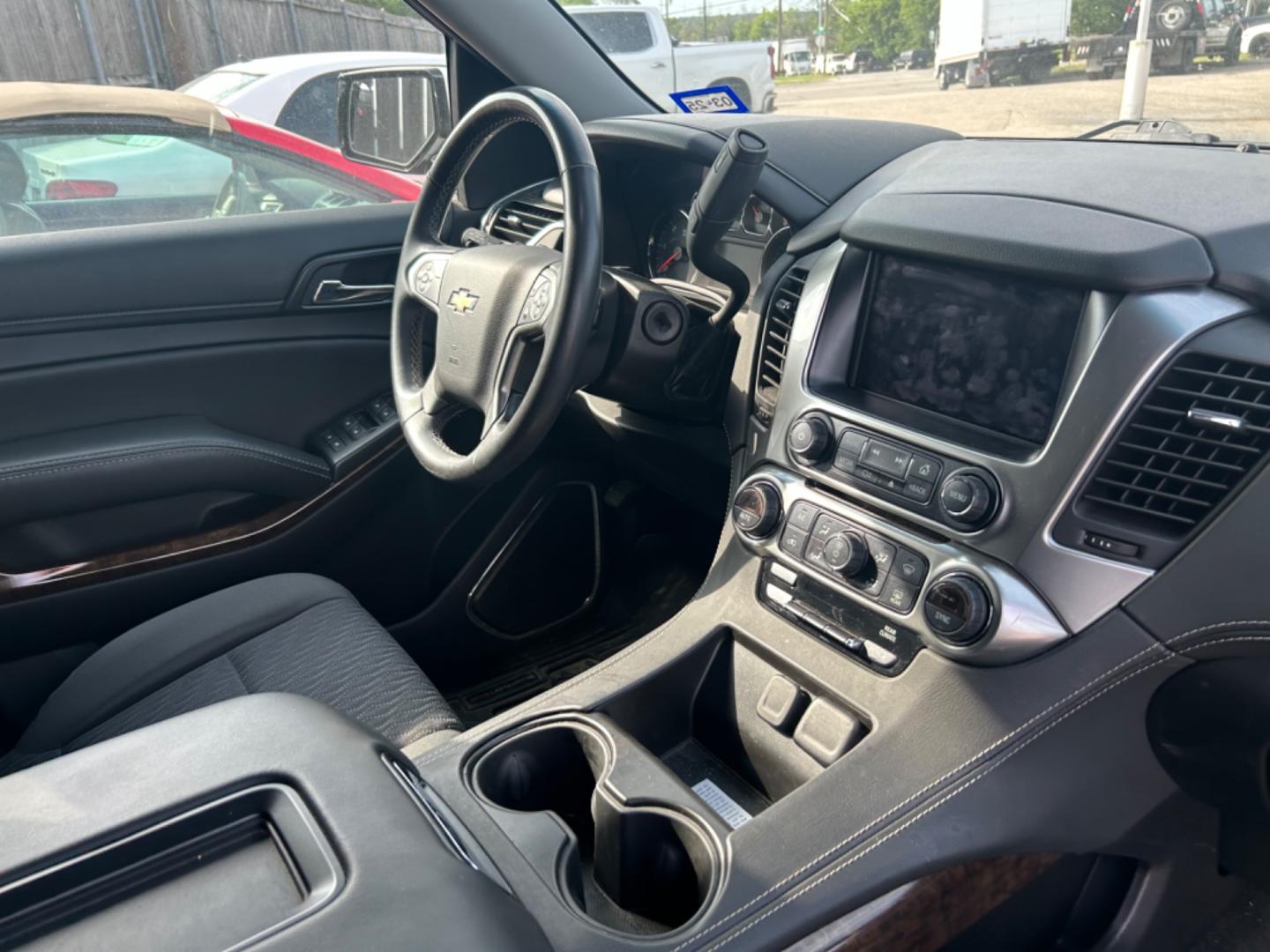 2018 White Chevrolet Tahoe LS 2WD (1GNSCAKC7JR) with an 5.3L V8 OHV 16V engine, 6A transmission, located at 1687 Business 35 S, New Braunfels, TX, 78130, (830) 625-7159, 29.655487, -98.051491 - Photo#9